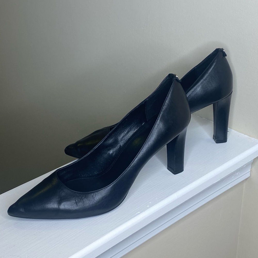 Michael Kors black pumps